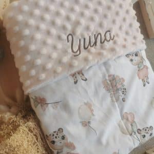 Couverture de lit bébé – Minky & coton – Brodée au prénom