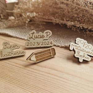 Pin’s personnalisé en bois – Badge personnalisé attache papillon