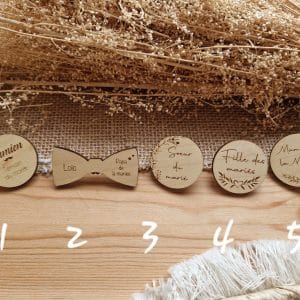 Pin’s Attache papillon badge invités mariage – Badge en bois personnalisé cadeau invités