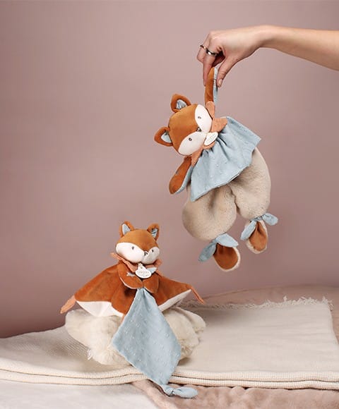 Doudou hochet Timo – 18 cm DC4693 – Image 3