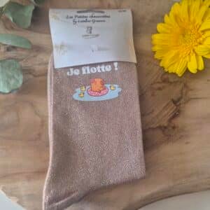 Chaussettes à paillettes, humour assumé